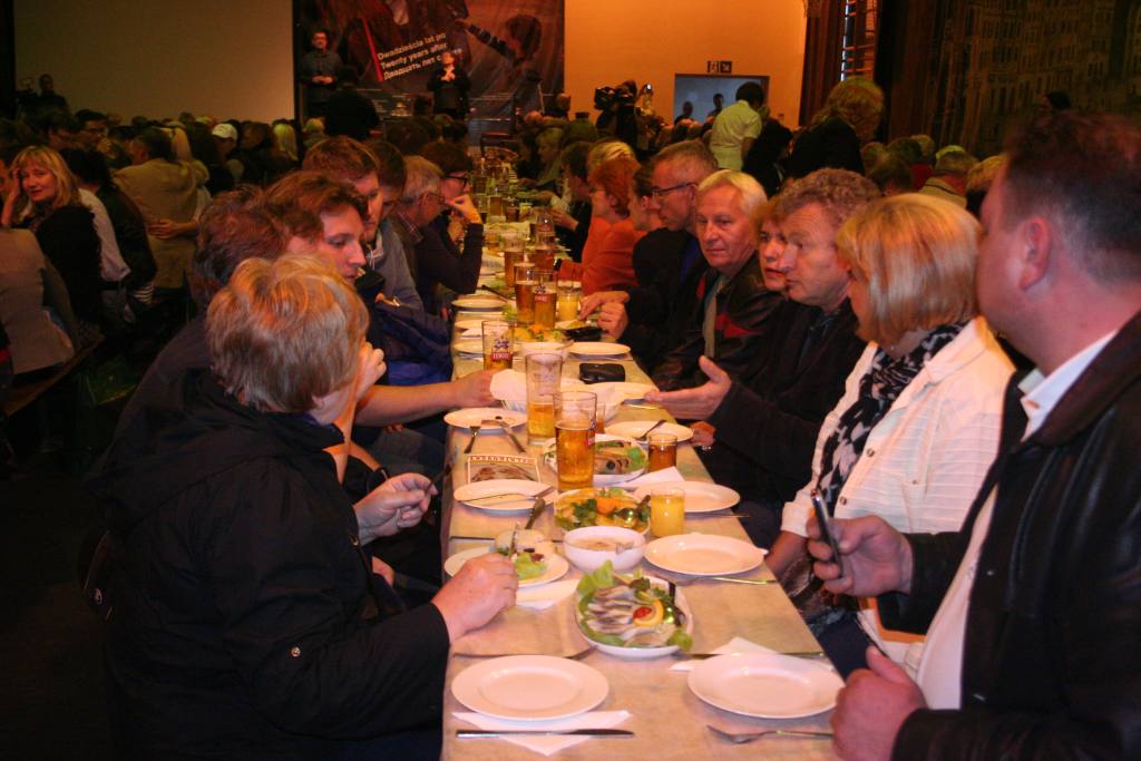 Usiedli razem przy wspólnym stole