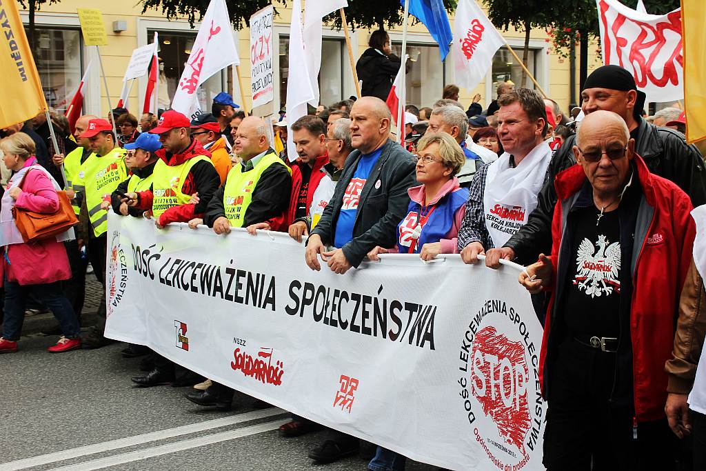 Ponad 100 tysięcy manifestantów w Warszawie