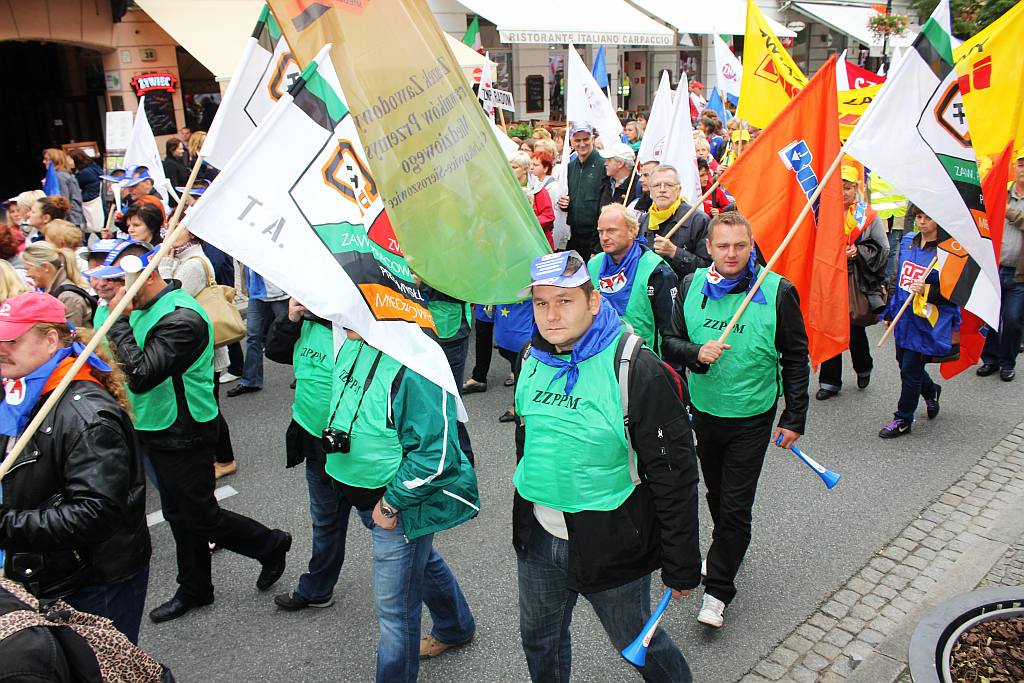 Ponad 100 tysięcy manifestantów w Warszawie
