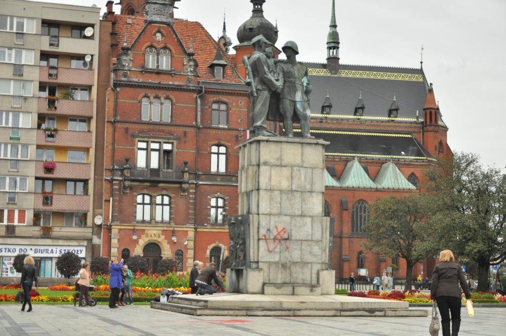 Galeria Sztuki odrysowała cień pomnika