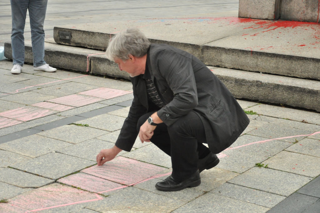 Galeria Sztuki odrysowała cień pomnika