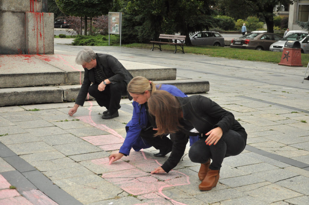 Galeria Sztuki odrysowała cień pomnika