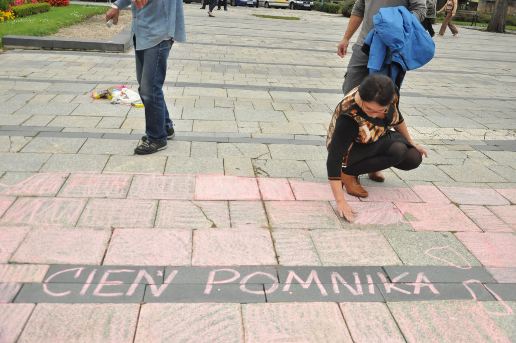 Galeria Sztuki odrysowała cień pomnika