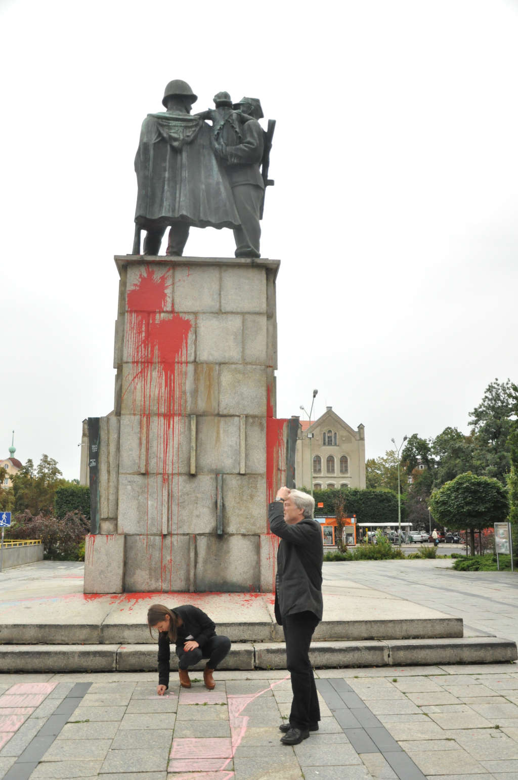 Galeria Sztuki odrysowała cień pomnika