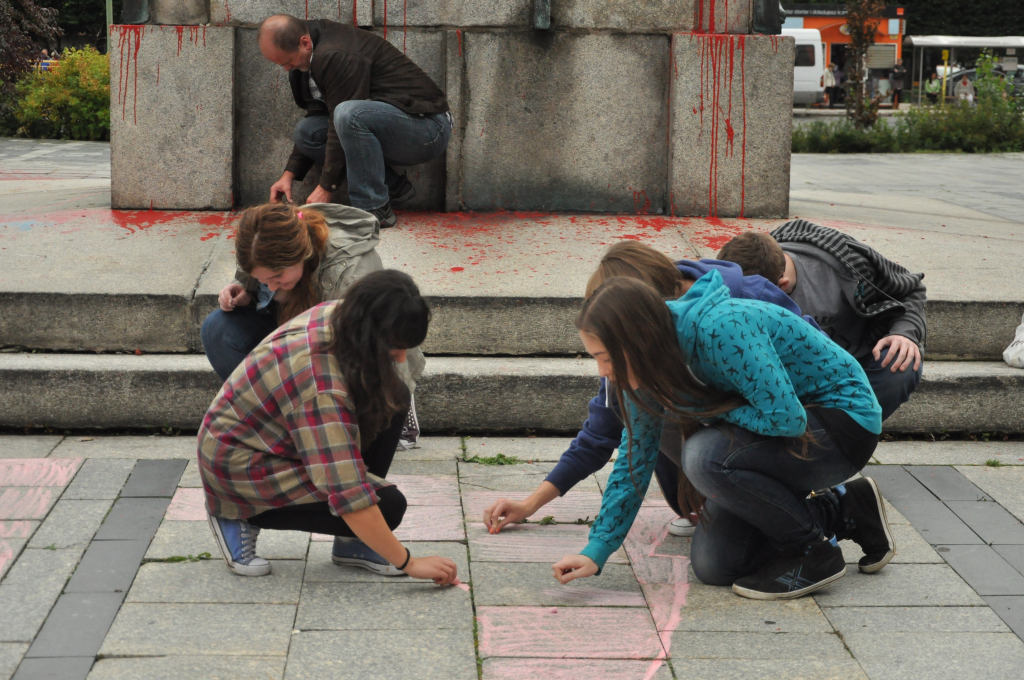 Galeria Sztuki odrysowała cień pomnika