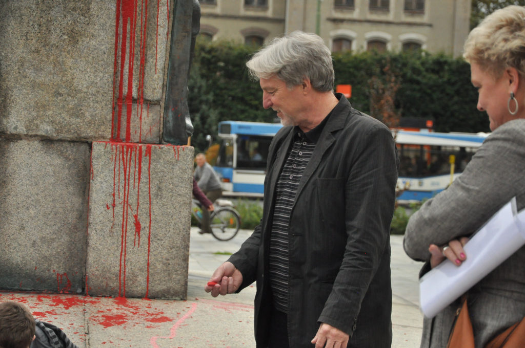 Galeria Sztuki odrysowała cień pomnika