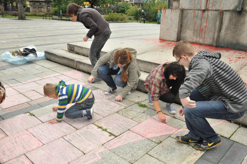 Galeria Sztuki odrysowała cień pomnika