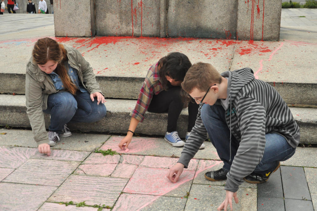 Galeria Sztuki odrysowała cień pomnika