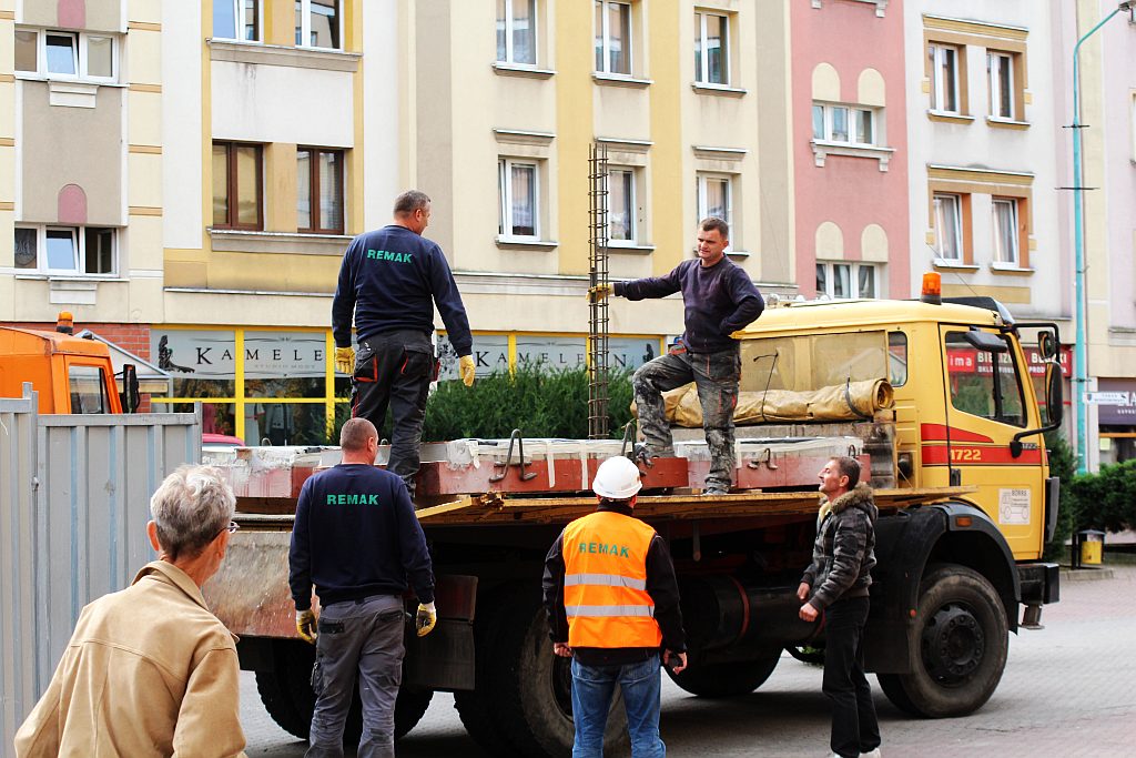 Montaż pamiątkowej tablicy Huty Miedzi
