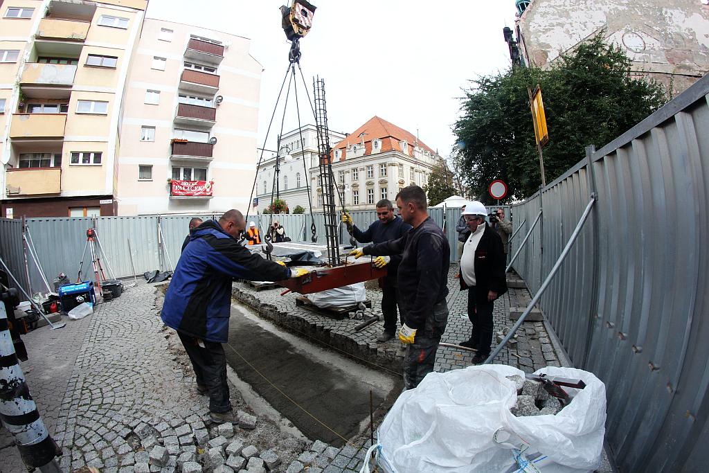 Montaż pamiątkowej tablicy Huty Miedzi