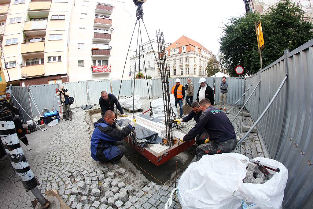 Montaż pamiątkowej tablicy Huty Miedzi