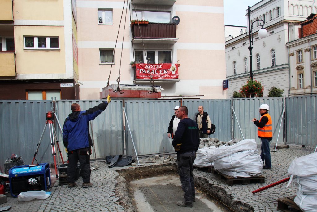 Montaż pamiątkowej tablicy Huty Miedzi