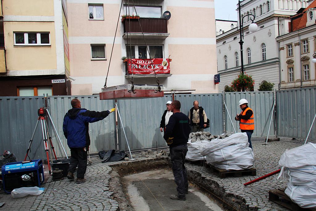 Montaż pamiątkowej tablicy Huty Miedzi