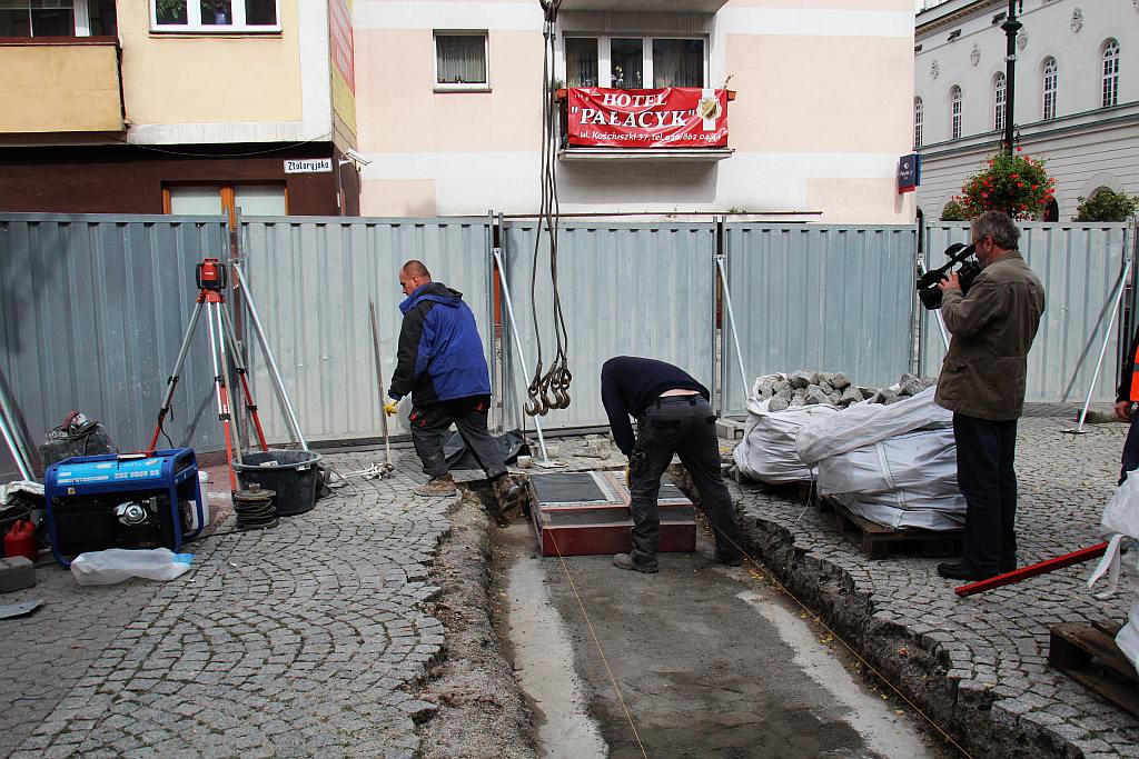 Montaż pamiątkowej tablicy Huty Miedzi