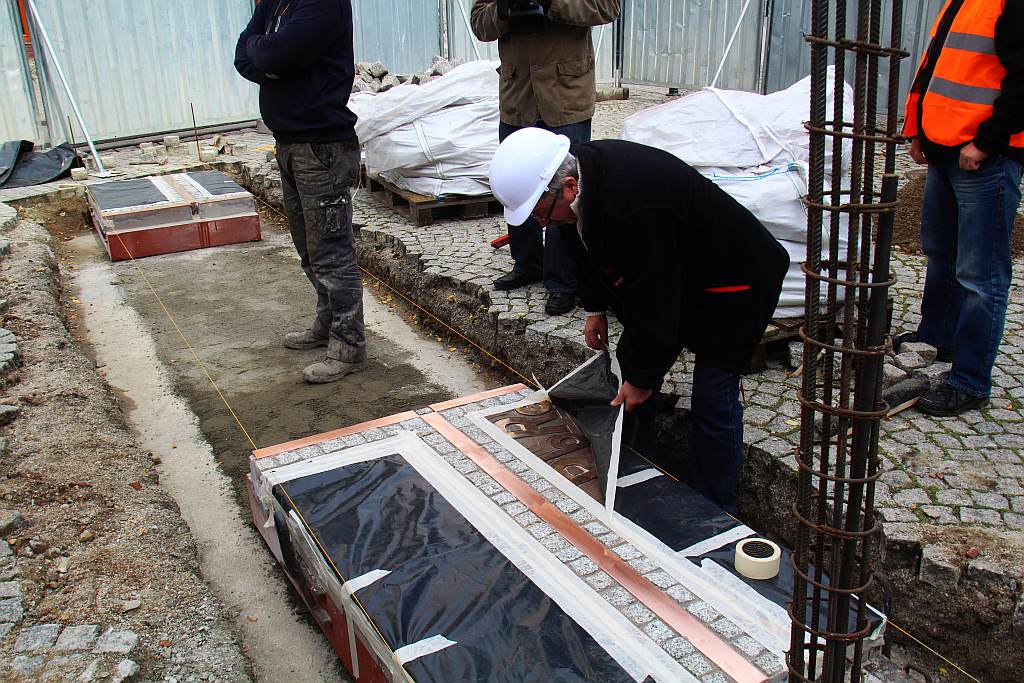 Montaż pamiątkowej tablicy Huty Miedzi