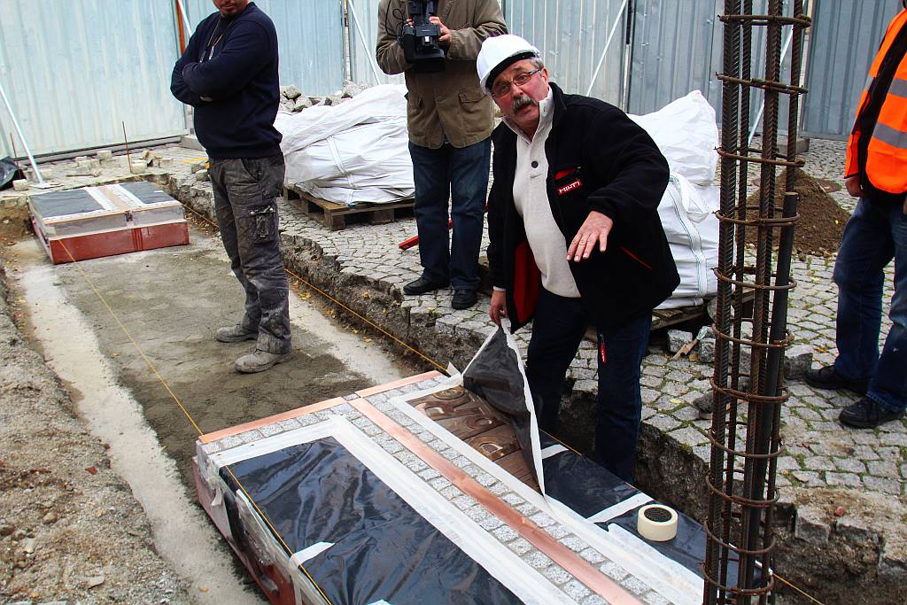 Montaż pamiątkowej tablicy Huty Miedzi