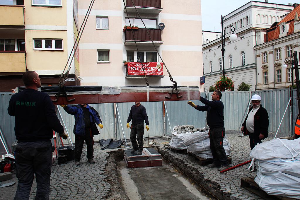 Montaż pamiątkowej tablicy Huty Miedzi