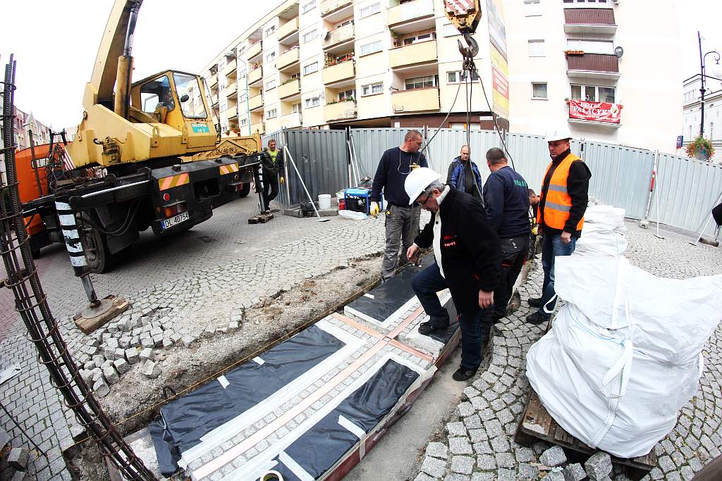 Montaż pamiątkowej tablicy Huty Miedzi