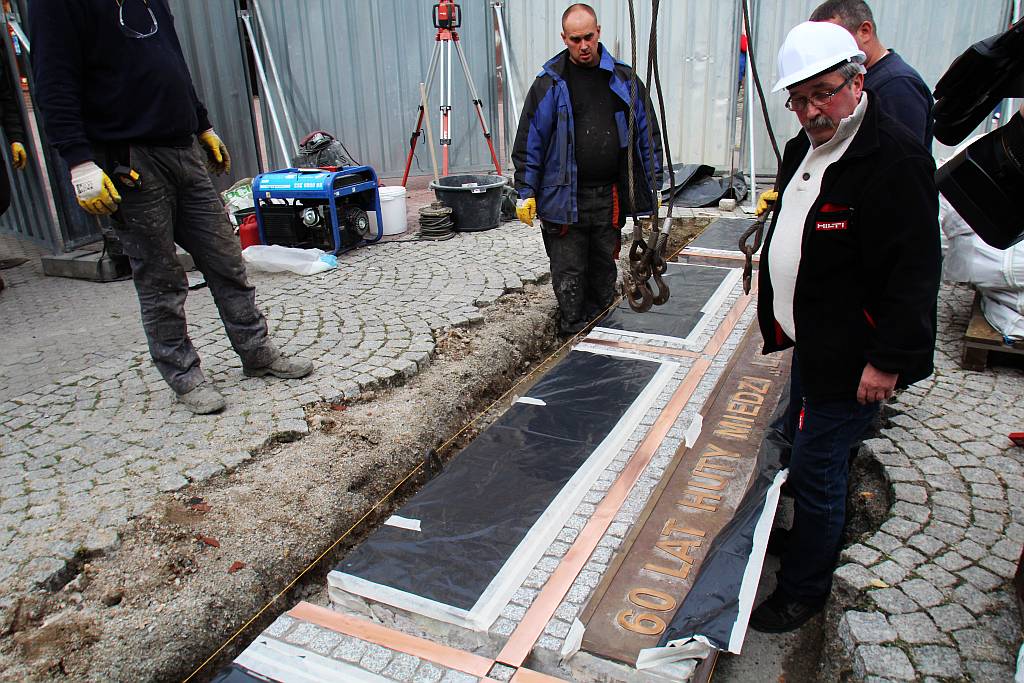 Montaż pamiątkowej tablicy Huty Miedzi