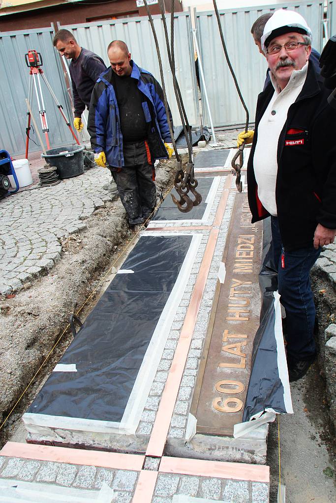 Montaż pamiątkowej tablicy Huty Miedzi
