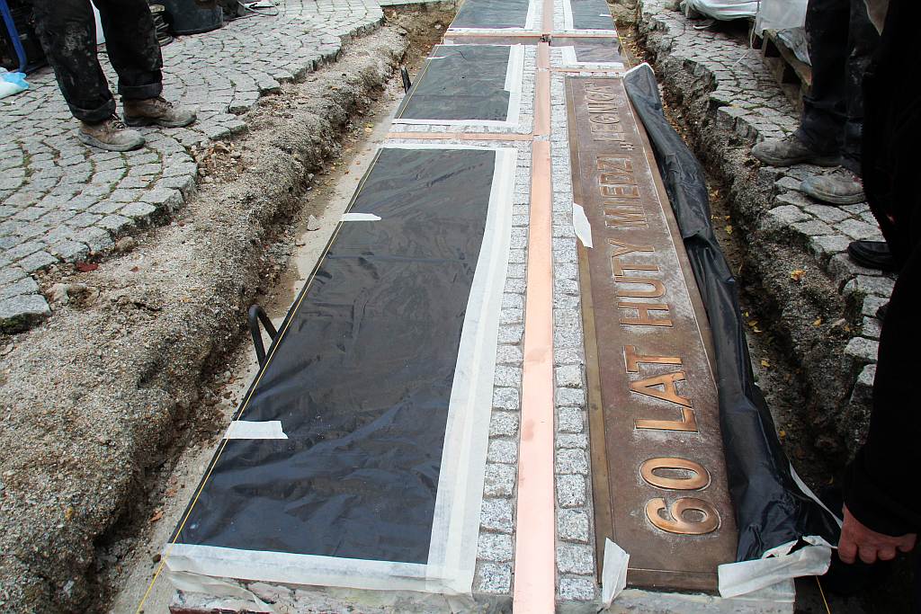 Montaż pamiątkowej tablicy Huty Miedzi