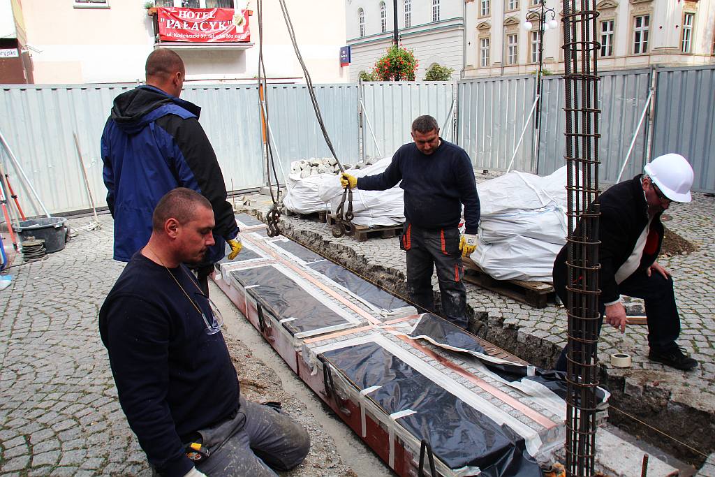 Montaż pamiątkowej tablicy Huty Miedzi