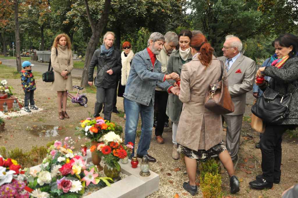 Złożyli kwiaty na grobie Lidii Nowikowej