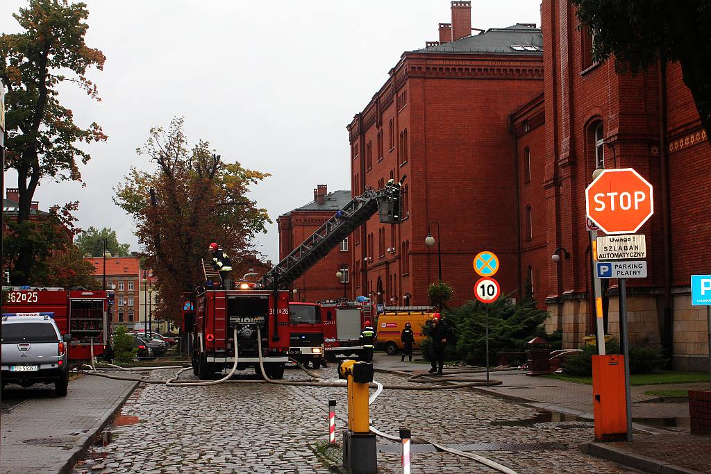 Uczelnia w ogniu! Zapaliło się poddasze PWSZ cz1