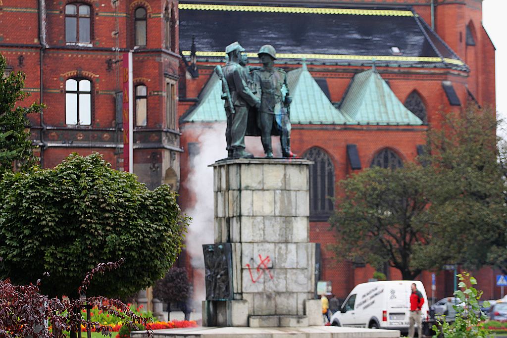 Zabrali się za czyszczenie Iwana z czerwonej farby