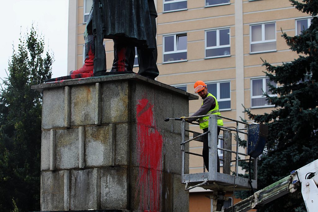 Zabrali się za czyszczenie Iwana z czerwonej farby