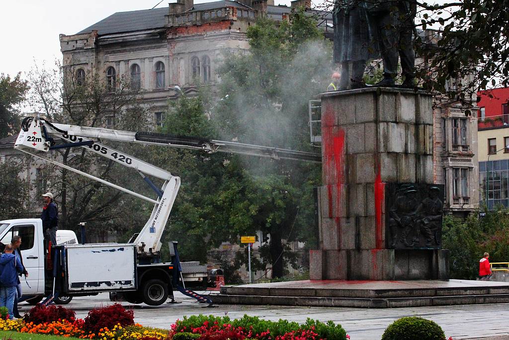 Zabrali się za czyszczenie Iwana z czerwonej farby