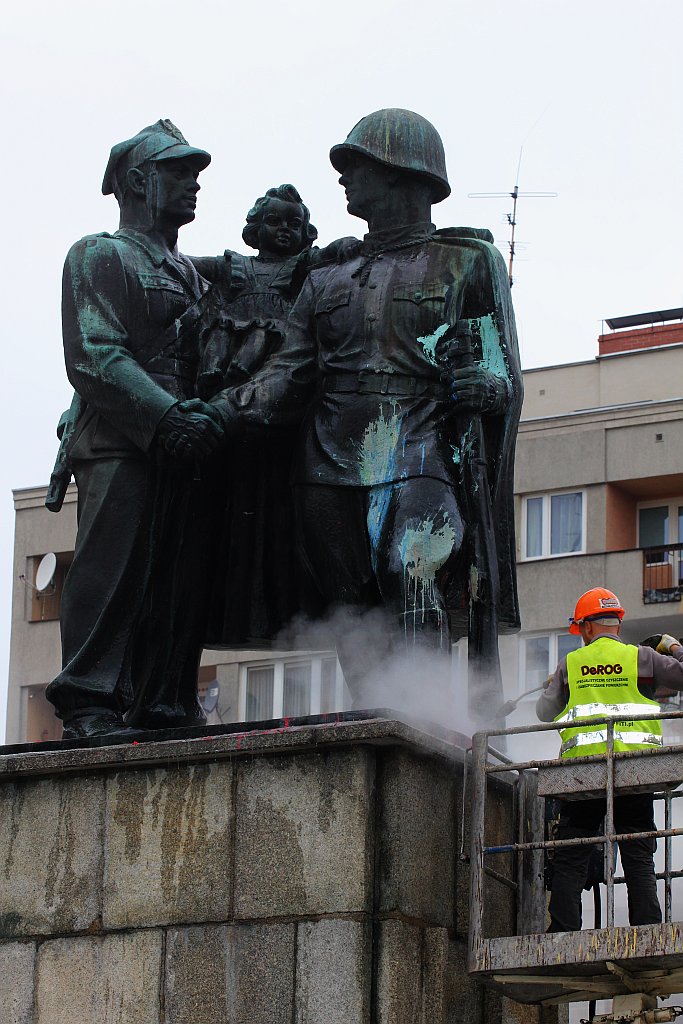 Zabrali się za czyszczenie Iwana z czerwonej farby