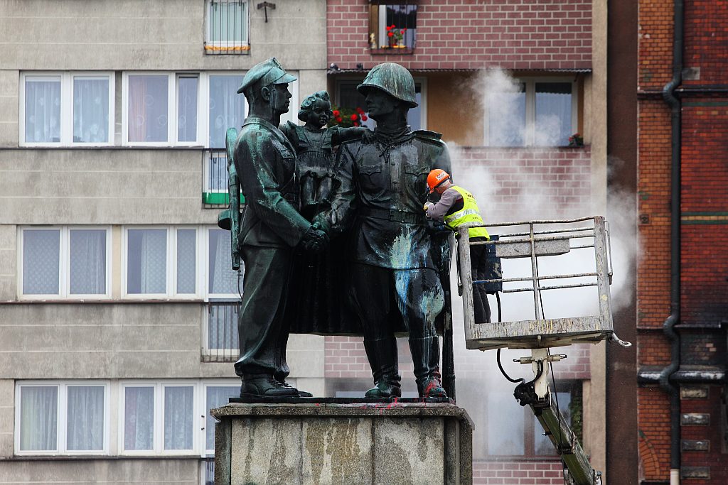 Zabrali się za czyszczenie Iwana z czerwonej farby