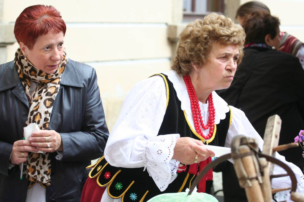 Kto Siedzi Na Miedzi