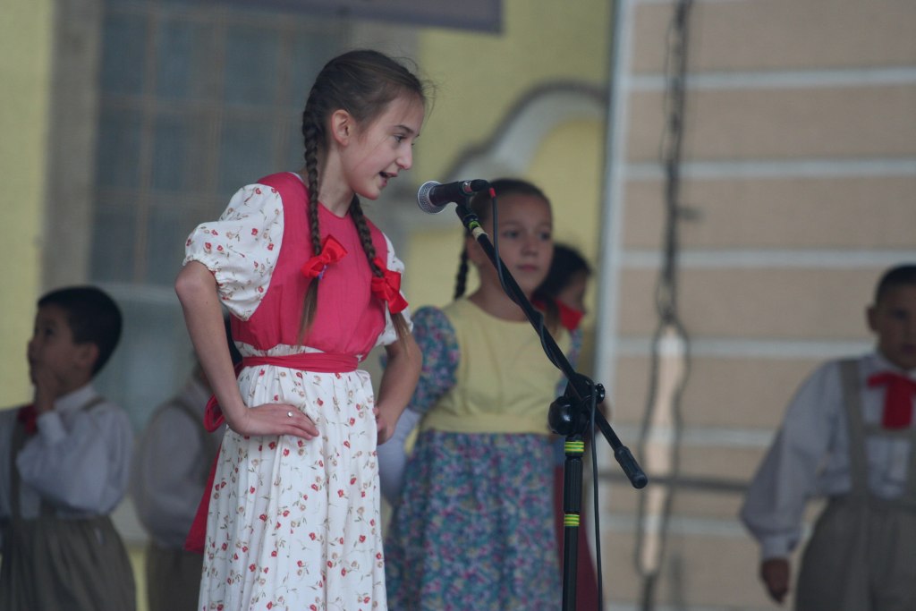 Kto Siedzi Na Miedzi