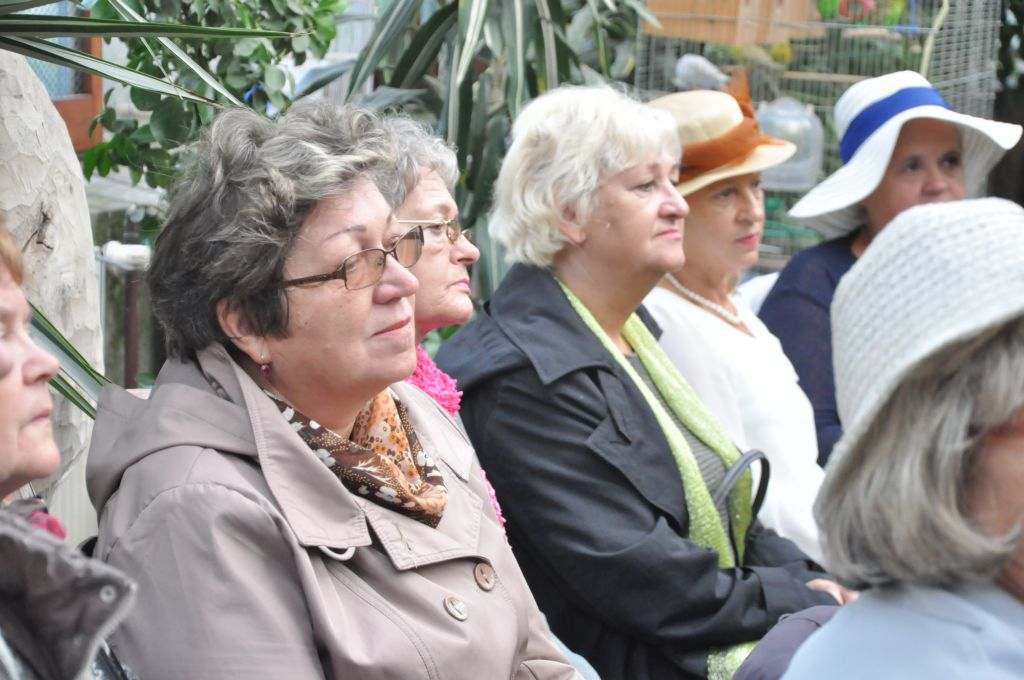 Seniorzy w świecie muzyki, poezji i kwiatów
