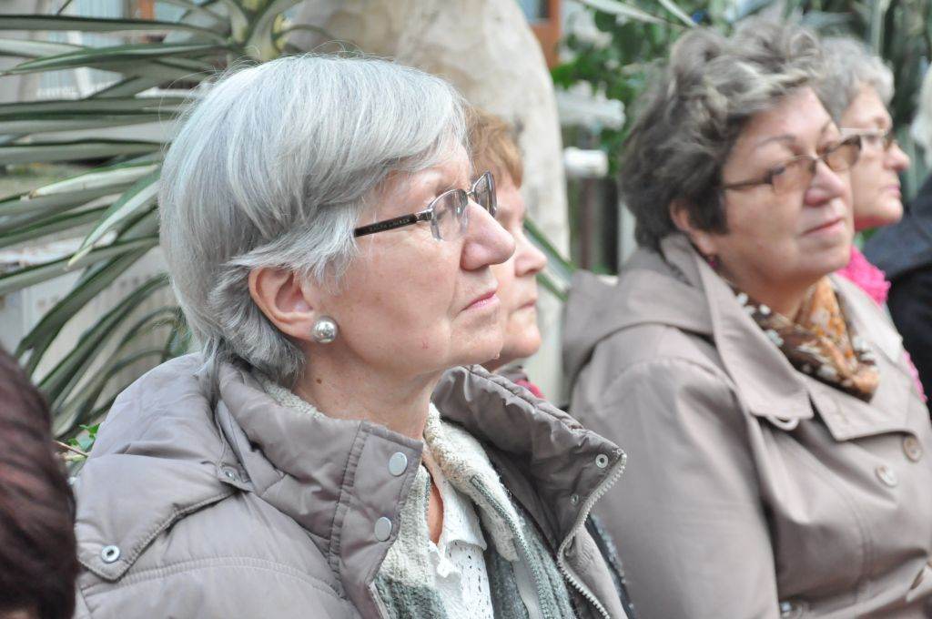 Seniorzy w świecie muzyki, poezji i kwiatów