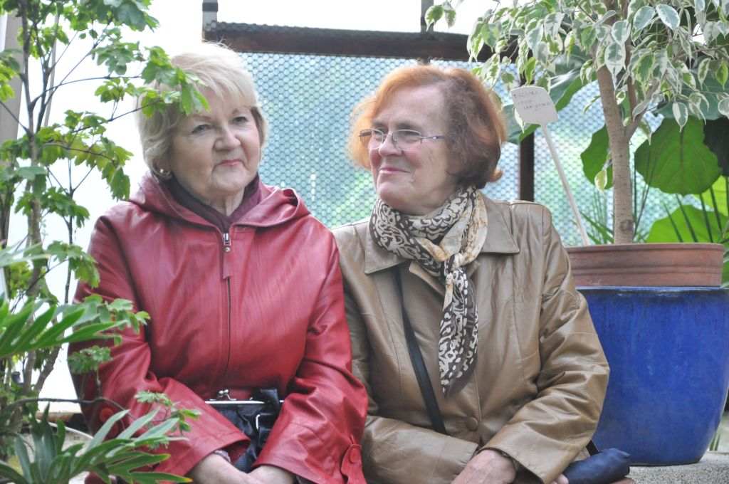 Seniorzy w świecie muzyki, poezji i kwiatów