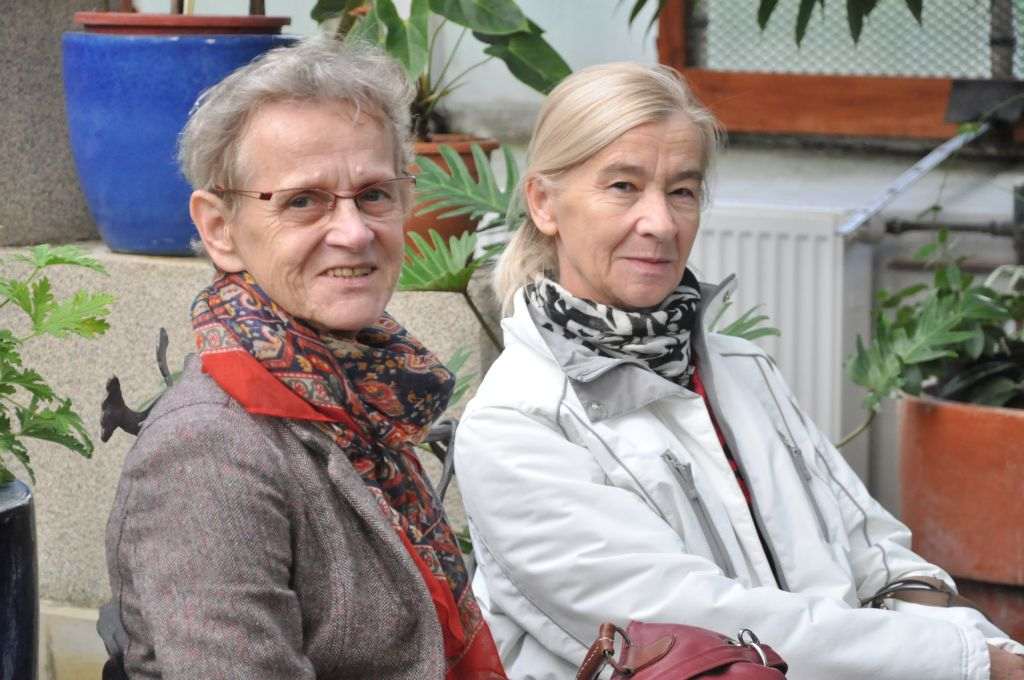 Seniorzy w świecie muzyki, poezji i kwiatów