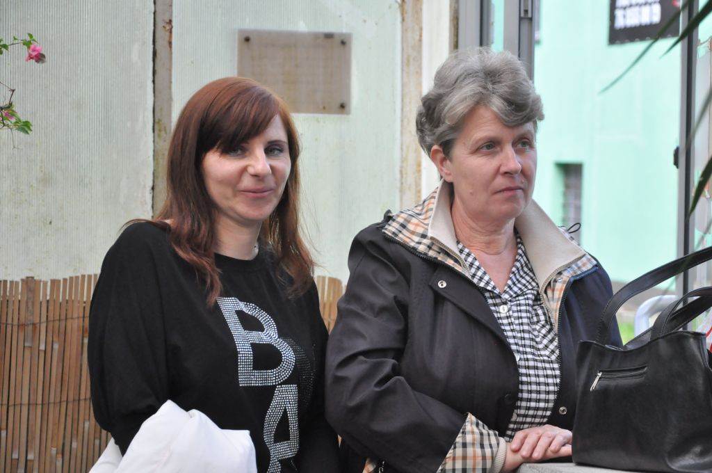 Seniorzy w świecie muzyki, poezji i kwiatów
