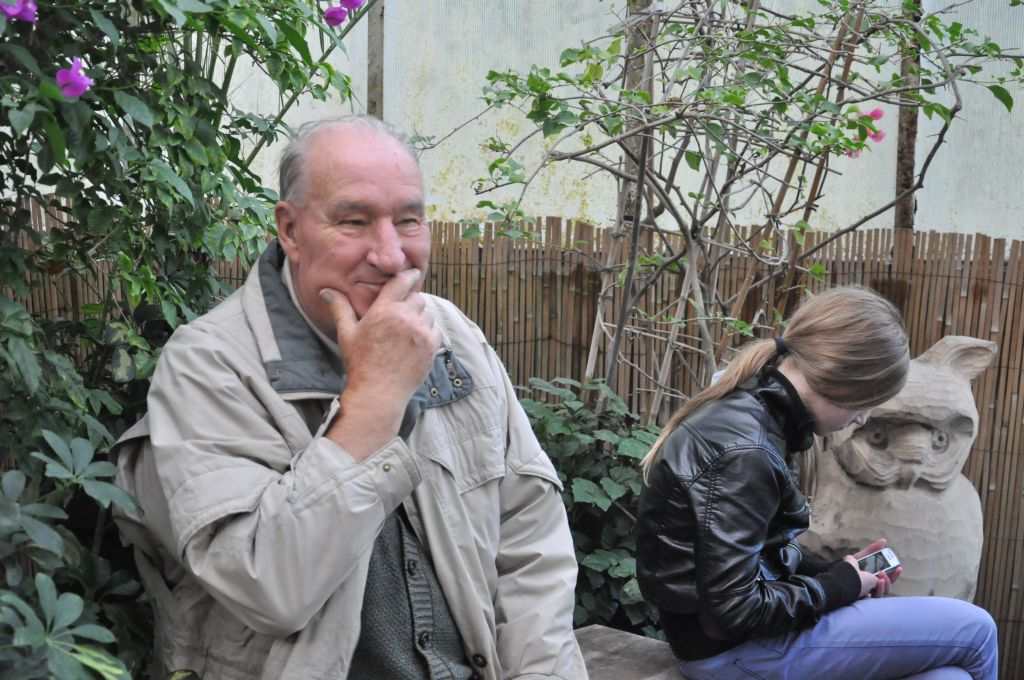 Seniorzy w świecie muzyki, poezji i kwiatów