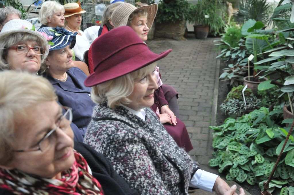 Seniorzy w świecie muzyki, poezji i kwiatów