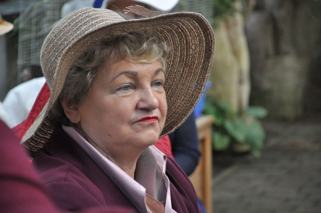 Seniorzy w świecie muzyki, poezji i kwiatów
