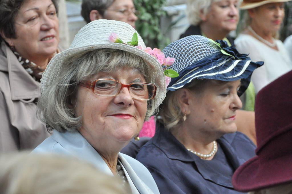 Seniorzy w świecie muzyki, poezji i kwiatów