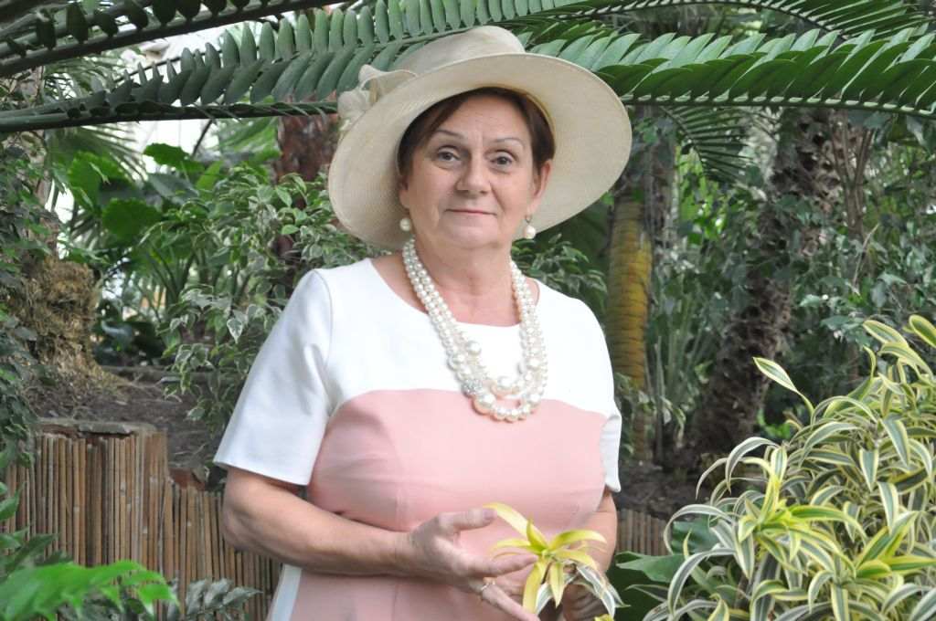 Seniorzy w świecie muzyki, poezji i kwiatów