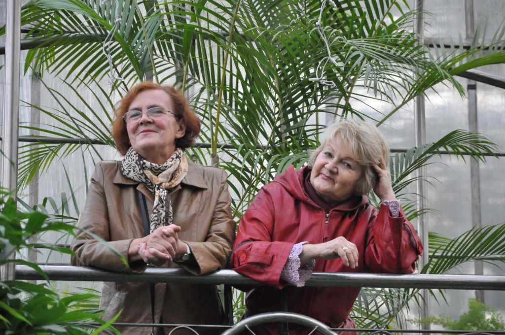 Seniorzy w świecie muzyki, poezji i kwiatów