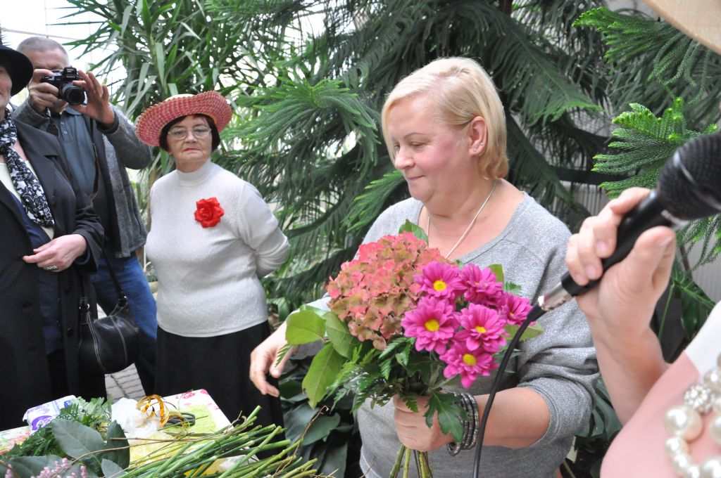 Seniorzy w świecie muzyki, poezji i kwiatów
