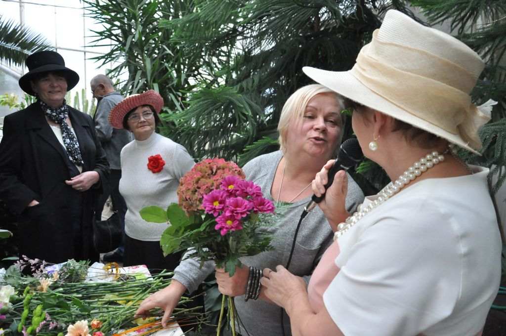 Seniorzy w świecie muzyki, poezji i kwiatów