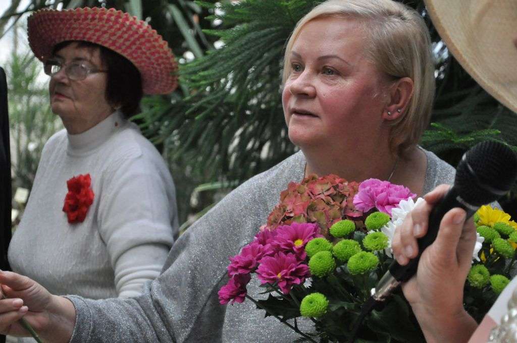 Seniorzy w świecie muzyki, poezji i kwiatów