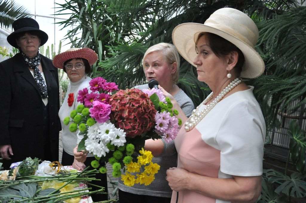 Seniorzy w świecie muzyki, poezji i kwiatów